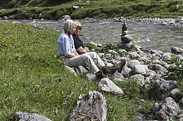 Autorin Dörte und Wanderführerin Helga genießen Pause am Lech