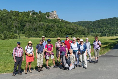 Wandergruppe mit Burgruine Neideck