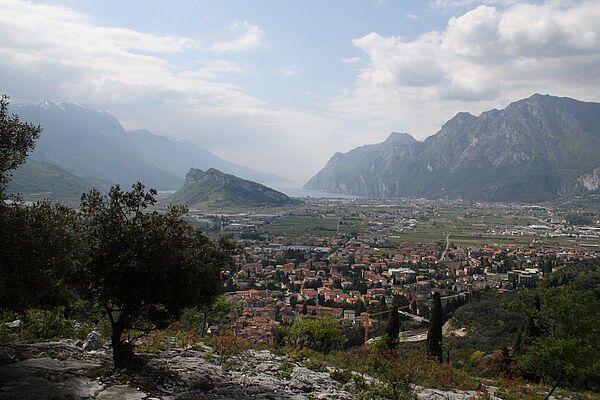 Blick vom Colodri über Arco zum Gardasee