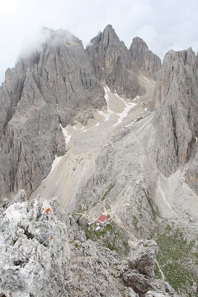 Blick auf die Fonda-Savio-Hütte in den italienischen Dolomiten
